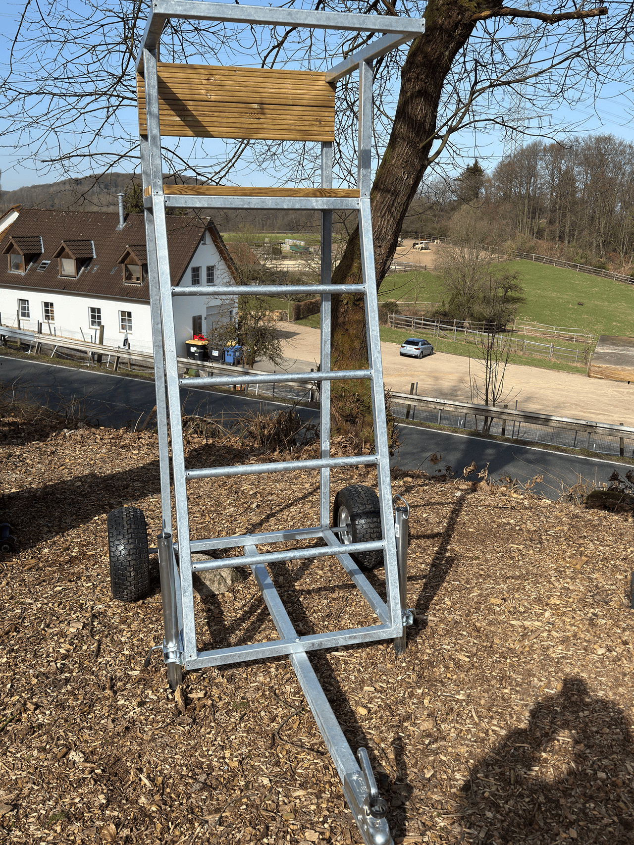 Fahrbarer Ansitzbock aus Metall – Mobile Ansitzeinrichtung mit Anhängerkupplung